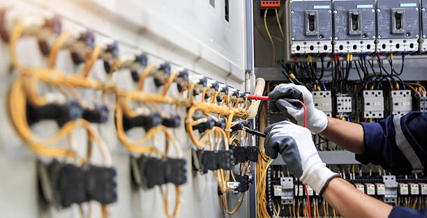 Professional Electrician technician working in Flordell Hills, MO